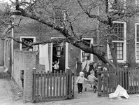 361085 Afbeelding van kinderen in de voortuin van een onbekend huis.